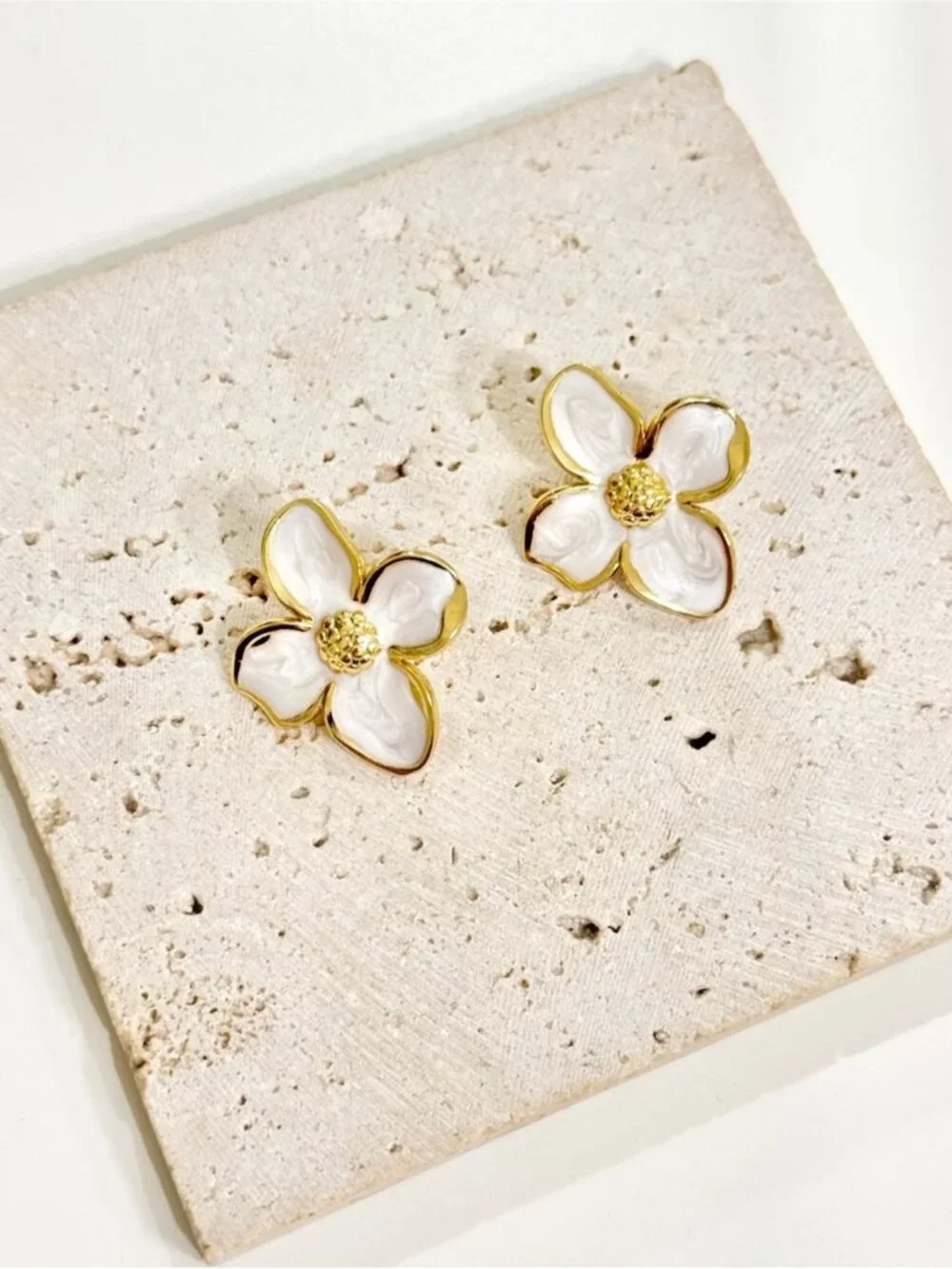 White Floral Stud Earrings Q1096